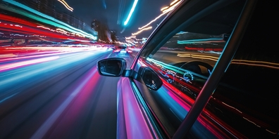 Mit 120 und ohne Licht nachts durch das Ortsgebiet (Symbolfoto)