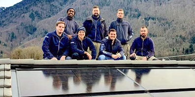 (v.l.n.r.) Noe Jucker (Leiter Photovoltaik), Abel Tekliya (Solarteur), Florian Sieber (Beratung/Administration Photovoltaik), Robert Starove (Solarteur), Patrick Hämmerli, Manuel Jud (Solarteur), David Kavulak (Solarteur). Es fehlen auf dem Bild: Andreas Jud (Stv. Leiter Photovoltaik) und Marc Kühne (Solarteur).