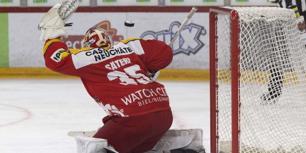 Fataler Fehlgriff beim 0:1: Biel-Goalie Säteri bringt sein Team in Schieflage.
