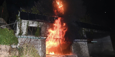Intensiver Brand: Die Flammen lodern aus der Garage in Plons, die Feuerwehr bekämpft sie von aussen. 
