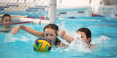 Hier geht es um jeden Ball: Seit rund eineinhalb Jahren trainieren die Wasserballerinnen und Wasserballer in den Juniorenstufen U13, U11 und U9 wieder regelmässig.
