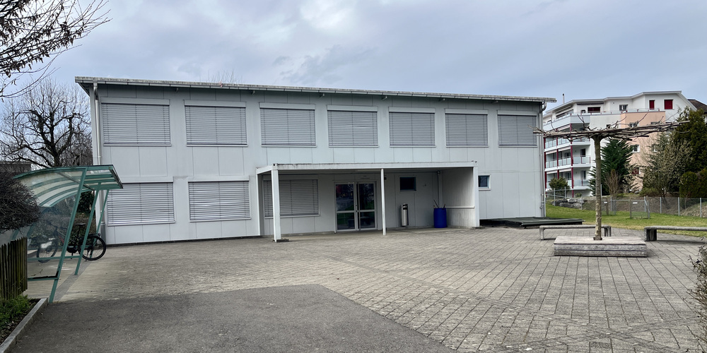 Ekliger Kindergarten: Schimmel an den Wänden, Mäuse auf dem Boden.
