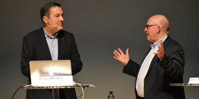 Urs Freudiger von EKZ und Zürich Wind (rechts) war einer der Referenten. Peter Minder führte als Moderator durch den Abend.