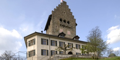 Das Schloss Uster thront als weitum sichtbares Wahrzeichen über der Stadt.