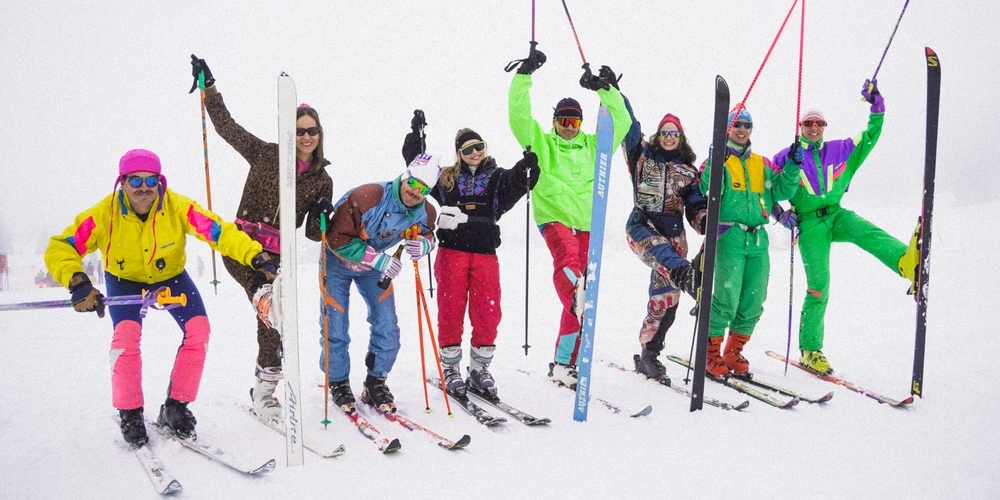Mit knalligen Outfits am RetroSkitag Flumserberg.