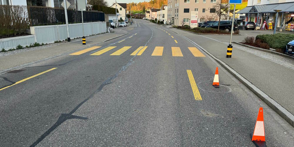 Bei der Auffahrkollision verletzte sich die Mofafahrerin unbestimmt.
