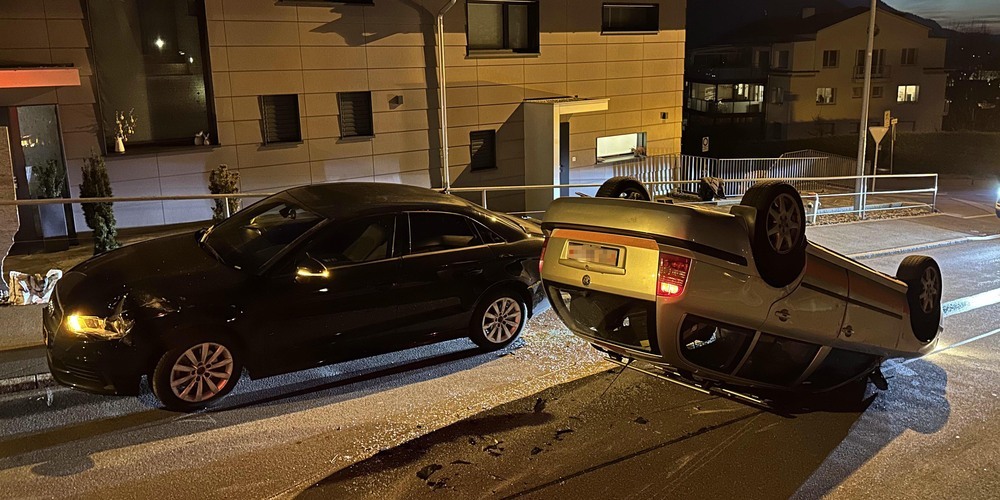 Das Auto landete auf dem Dach – verletzt wurde niemand. 