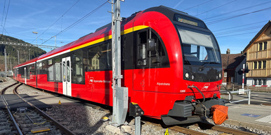 Trotz geschlossener Bahnschranke wollte die Fussgängerin hier die Gleise überqueren.