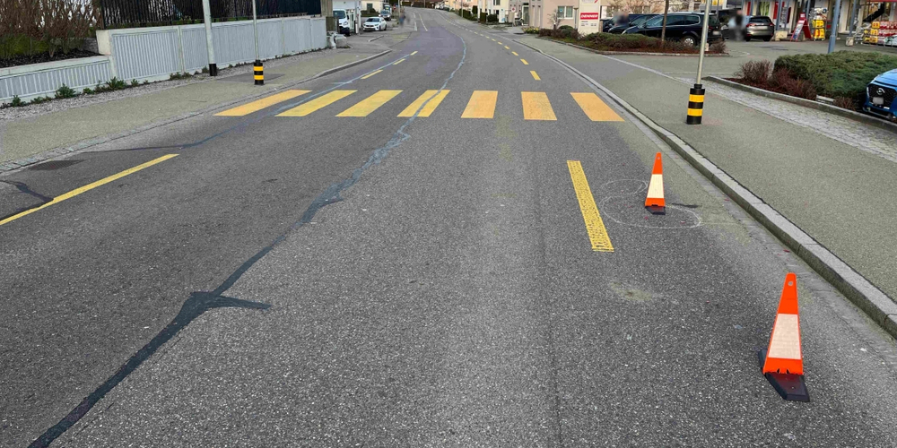 Die Mofafahrerin sah nicht, dass das Auto vor ihr beim Fussgängerstreifen anhielt.