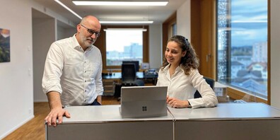Zufriedene Gesichter: Gemeindepräsident Lucas Keel und Nur Müller, Bereichsleiterin Finanzen, besprechen das Jahresergebnis. Es ist Nur Müllers erster Rechnungsabschluss. Ihr Vorgänger Bruno Meile ist nach langjährigem Einsatz in den verdienten Ruhestand getreten. 