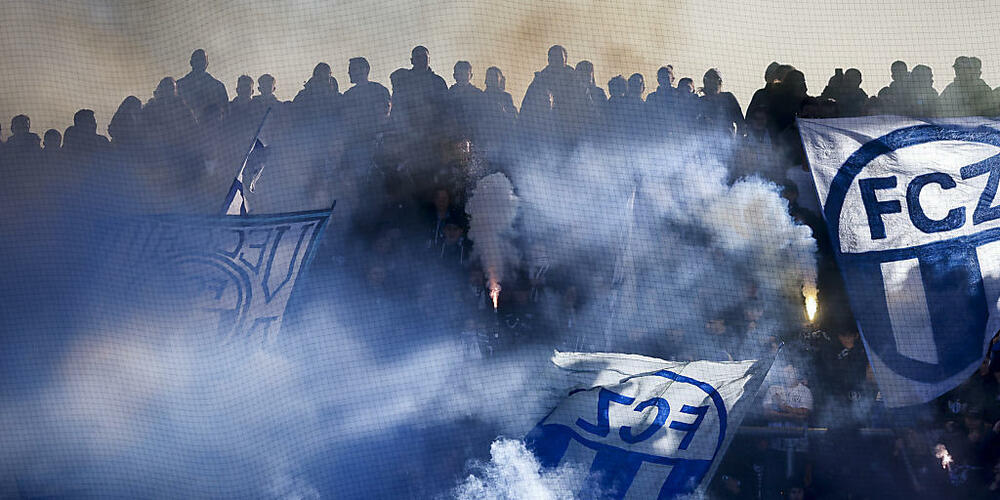Rund um Fussballspiele mit grossem Fanaufmarsch verkehren beim Zürcher Letzigrund keine Trams: Der Gemeinderat regt nun ein Rufbus-System für Anwohnende an. (Archivbild)