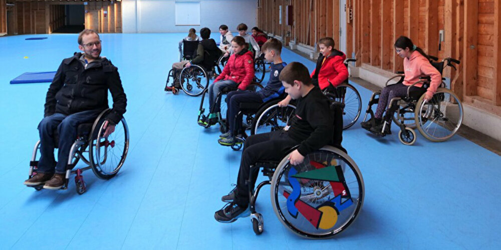 Bei Tobias Fankhauser erfuhren die Kinder wie es ist, eine Gehbehinderung zu haben und sich im Rollstuhl fortzubewegen.