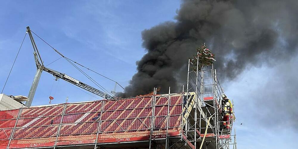 Das Isolationsmaterial auf der Baustelle fing Feuer.