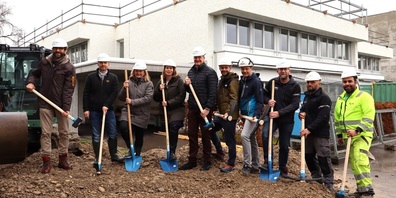Im Bild v.l.: David Zimmermann (Präsident der Baukommission), Franco Graf (Baukommission und Zentrumsleitung), Nadja Stricker (Baukommission und Gemeindepräsidentin Münchwilen), Iris Lindemann Krüsi (Baukommission und Verwaltungsratspräsidentin), Martin Rüesch (Baukommission und Leitung Ökonomie), Martin Huber (Architekt und Projektleiter) und Marco Zuber (Architekt, Projekt- und Bauleitung und Vertreter der Bauunternehmen).