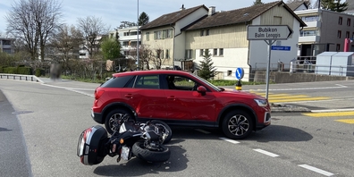Bei der Einmündung der Lenggiser-Strasse in die Rütistrasse stiessen ein Motorrad und ein entgegenkommendes Auto zusammen.
