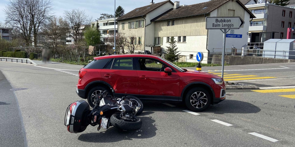 Beim Abbiegen übersah die Autofahrerin das Motorrad.