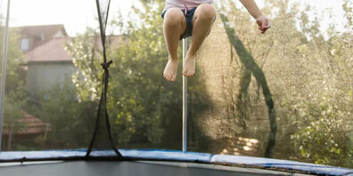 Das Gartentrampolin soll mit mindestens zwei Meter Abstand zu Hindernissen aufgestellt werden.