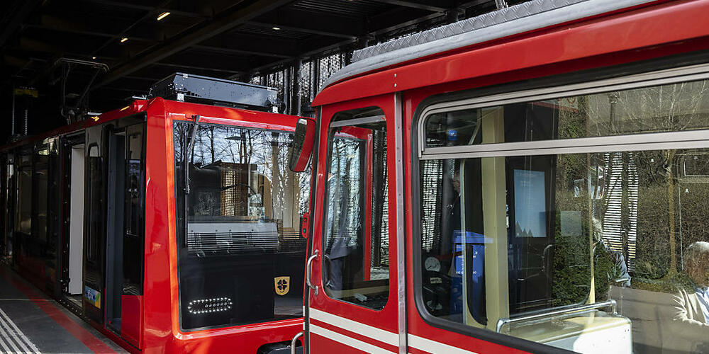 Die alte und die neue Dolderbahn sind noch bis Ende Sommer zu sehen. Dann wird die zweite neue Bahn geliefert.