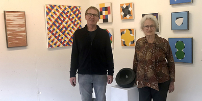 Kurz vor der Eröffnung: Die Ausstellerin Heleen Hille Ris Lambers gemeinsam mit Felix Bruppacher, dem Sohn des ausgestellten Heinrich Bruppacher, in der Ausstellung. 