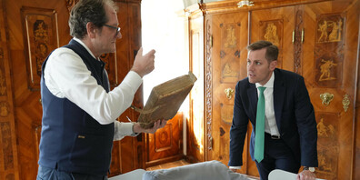 In der Handschriftenkammer der Stiftsbibliothek bekommt der amerikanische Botschafter Scott Miller vom Stiftsbibliothekar Cornel Dora einzigartige Dokumente zu Gesicht.