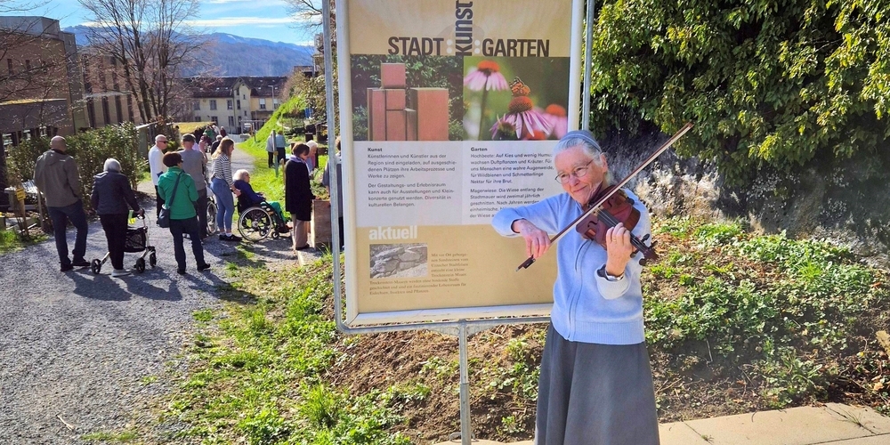 Den Parcours in der Natur begleitete Sr. Verena Lüscher mit frühlingshaften Klängen.