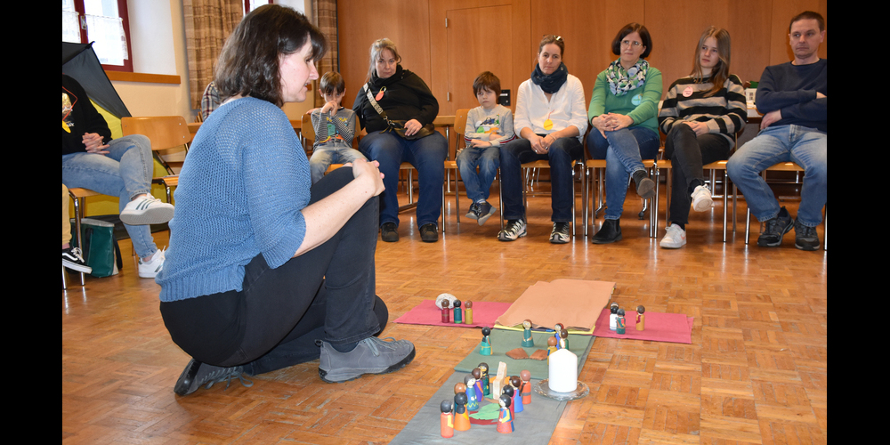 Bildhaft dargestellt: Esther Mettler erzählt das österliche Geschehen aus der Bibel mit Spielfiguren so spannend, dass alle gebannt lauschen.