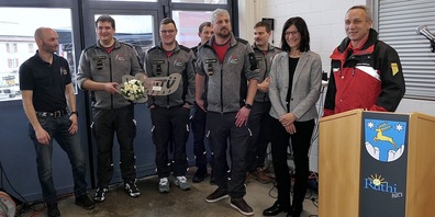 Die Schlüsselübergabe für das neue Rüstfahrzeug erfolgte durch den Vertreter der Fa. Toni Brändle (re.) an Gemeindepräsidentin Irene Schocher und Feuerwehrkommandant Matthias von Rotz (Mitte)