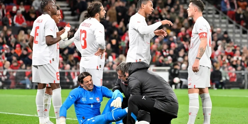 Schreckensmoment: Yann Sommer verletzt sich und muss ausgewechselt werden.