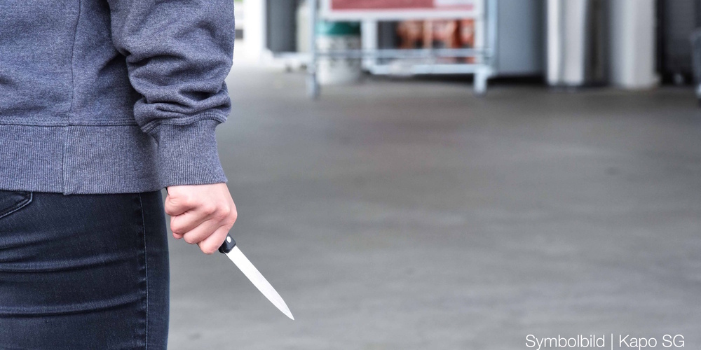 Einer der beiden Täter hielt ein Messer in der Hand.