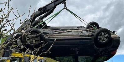 Das total beschädigte Auto musste mit einem Kran geborgen werden.