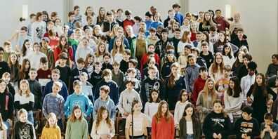 Der Chor der fünften Klassen erfreut mit «farbigem» Gesang.