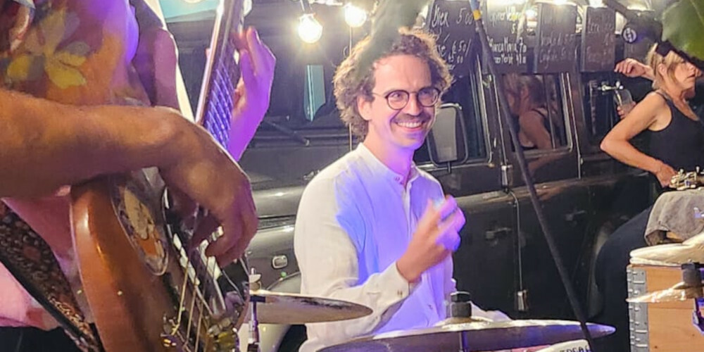 Ein nachdenklicher Mensch mit einer musikalischen Ader – Gabriel Imhof, hier beim Jubiläumsanlass im Blumenmarkt St.Gallen mit Eoghan Konstantin.