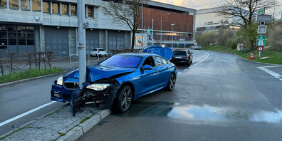 Die 53-Jährige verschätzte sich beim Abbiegen und kollidierte frontal mit dem Pfosten der Strassenlaterne.