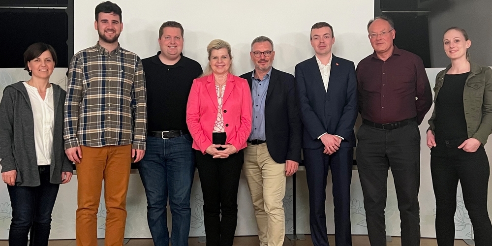 Bild des Vorstandes der SVP See-Gaster mit Regierungsratskandidatin Zemp als Gast: (v.l.n.r) Daniela Fäh, Mihajlo Mrakic, Bernhard Zahner, Dana Zemp, Kurt Kälin, Thomas Kuster, Daniel Schuppli, Jasmin Gähler.