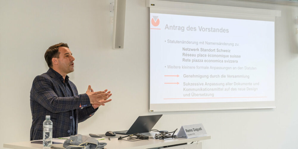 Präsident Remo Daguati schlägt der Generalversammlung den Antrag über die Namensänderung zu Netzwerk Standort Schweiz vor.
