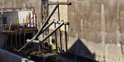 Die Mauer der Baugrube muss gestützt werden. Spezialisten sind dabei, eine Lösung zu finden.
