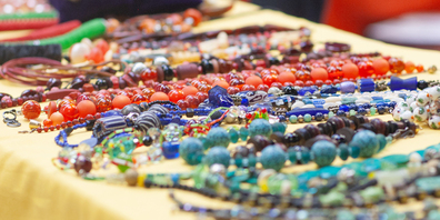 Ketten, Armreifen, Ohrringe und Schmuckstücke aller Art verkauften die freiwilligen Helferinnen unter dem Motto «Von Frauen – mit Frauen – für Frauen».