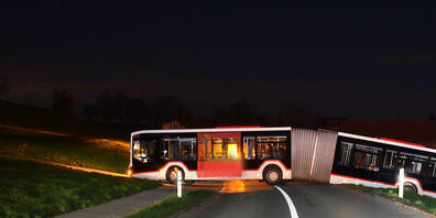 Wendemanöver missglückt: Der Gelenkbus bleib auf der Strecke von Menziken nach Hildisrieden im Kanton Luzern stecken.