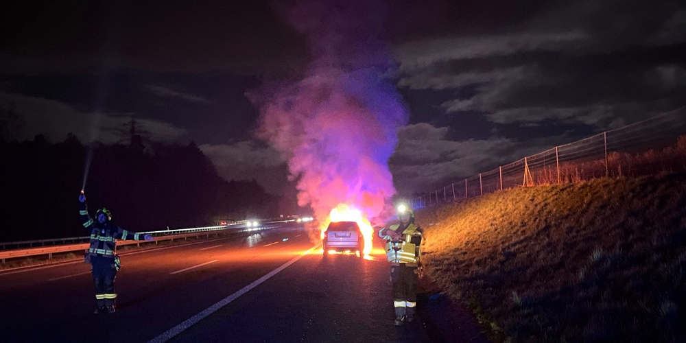 Die Insassen mussten aus dem brennenden Fahrzeug flüchten.