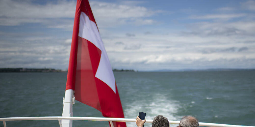 Ein Paar geniesst die Fahrt über den Bodensee auf der MS St. Gallen der Schweizerischen Bodensee Schifffahrt (SBS). (Archivbild)