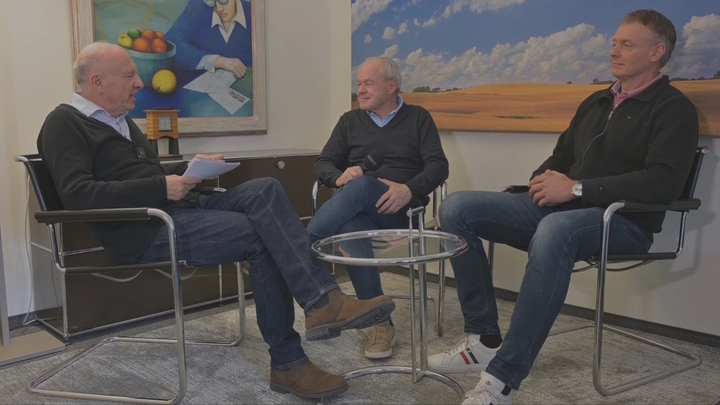 Bruno Hug (Mitte) und Daniel Bünzli (r.) sprechen mit Rolf Lutz über den SCRJ-Aufstieg vor 30 Jahren.