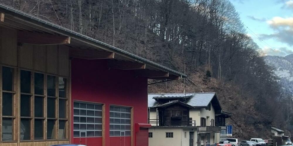 Das korrekt fahrende Auto wurde durch die Kollision von der Strasse auf eine abfallende Böschung geschleudert.