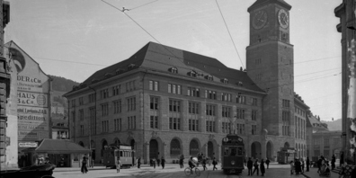 Bahnhofplatz mit grosser Uhr auf dem Turm der Hauptpost (1921)