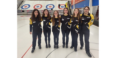 Sie haben abgeliefert (v.l.): Ladina Blättler, Laura Helg-Grüninger, Jara Lengweiler, Anja von Arx (Skip) , Lorena Mathez, Michael Försterling (Coach)