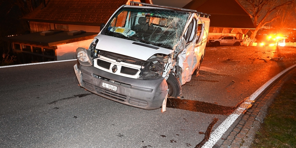 Nach der Frontalkollision mit einem Postauto wurde beim 57-jährigen Lenker dieses Lieferwagens die Entnahme einer Blut- und Urinprobe verfügt.