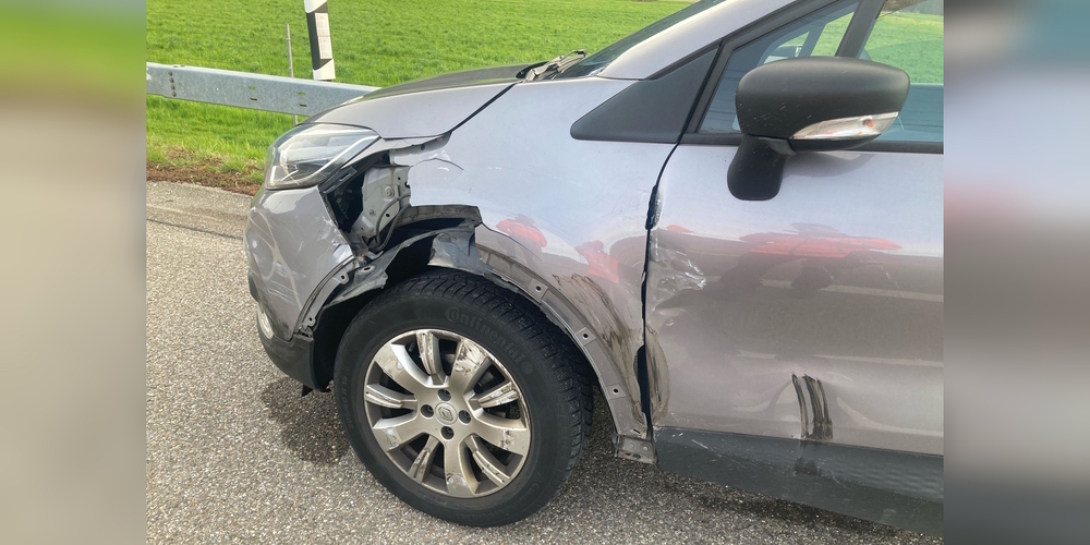 Eines der beiden in den Unfall verwickelten Fahrzeuge, die wegen eines Bremsmanövers seitlich miteinander kollidierten.