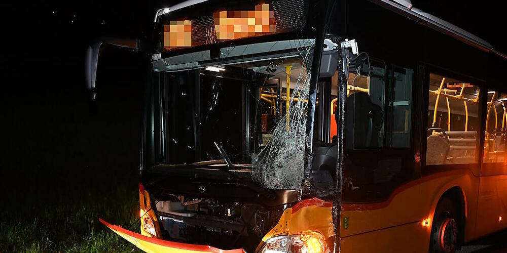Ein Postauto ohne Passagiere war in Kaltbrunn SG in eine Frontalkollision involviert.