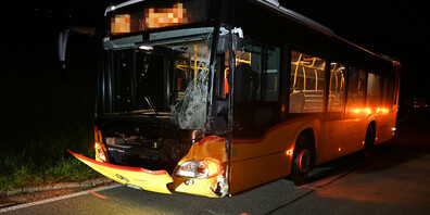 Die Frontscheibe des Postautos wurde durch den Aufprall zertrümmert.