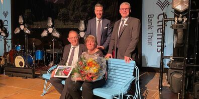 Hinten, von links:  Thomas Bösch und Thomas Nüesch. Sitzend: Jakob Frischknecht mit seiner Gattin Ruth