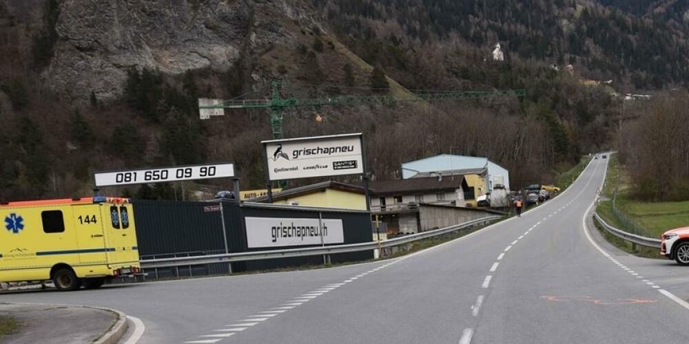 Der Velofahrer und das Auto kollidierten auf dieser Kreuzung im Domleschg GR.